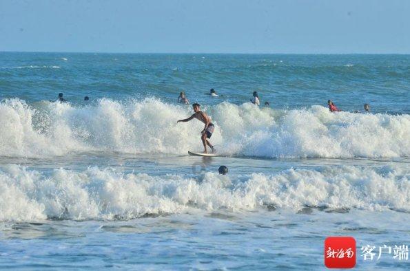 美国伊利诺伊州发生枪击事件 已致8人死亡