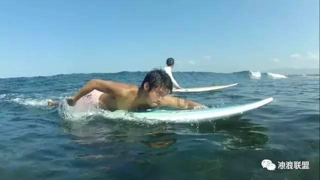 逃离昏暗的废弃城