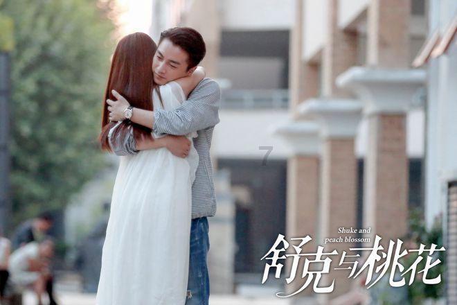王阳一家三口罕见同框,带妻女外出吃饭就医,全程无微不至超贴心
