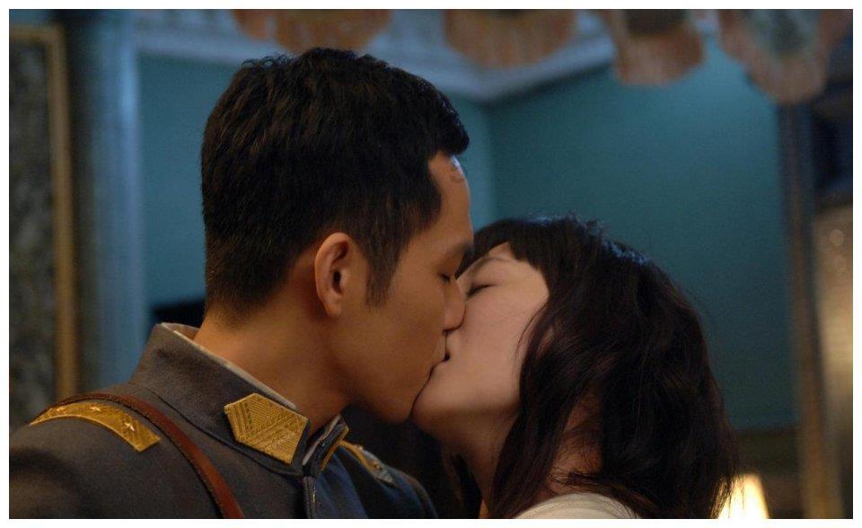 小姐姐一袭浅红色无袖连衣裙，简约休闲又时尚，轻松美出新高度，你喜欢吗？游戏画面