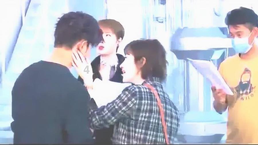 中央军委举行慰问驻京部队老干部迎新春文艺演出 习近平向全军老同志祝贺新春