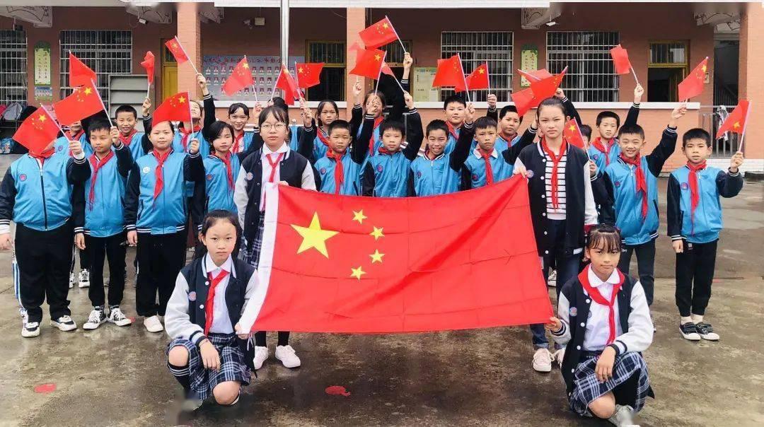 纪实:三名女子因为男人当街相互撕扯,旁观者:上衣都被扯烂了
