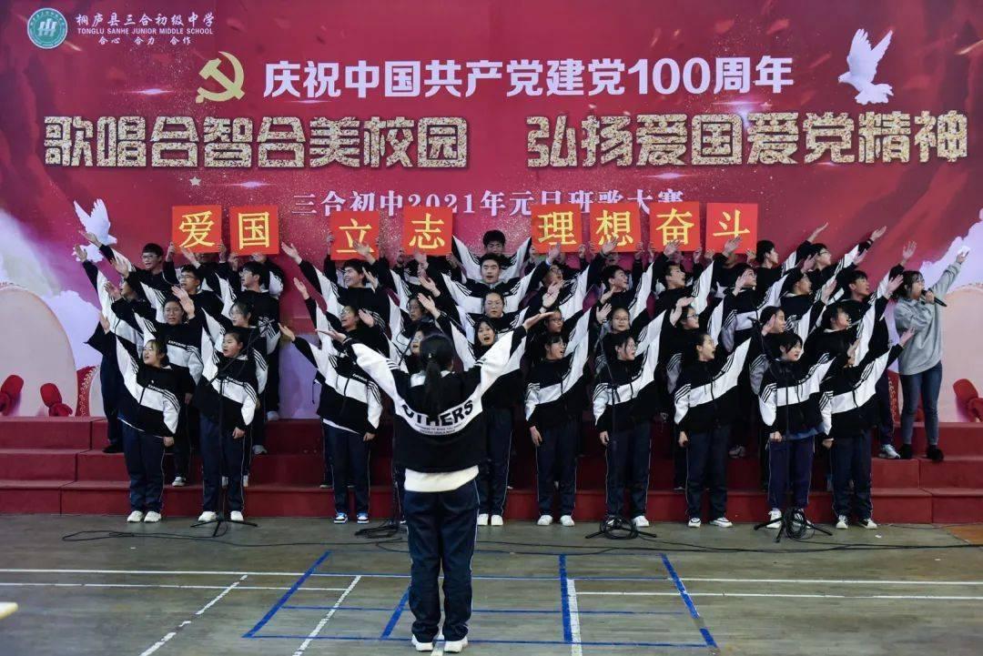 冰窟窿下的大鲤鱼悠闲晒太阳,新年见大胖鱼,连年有余!