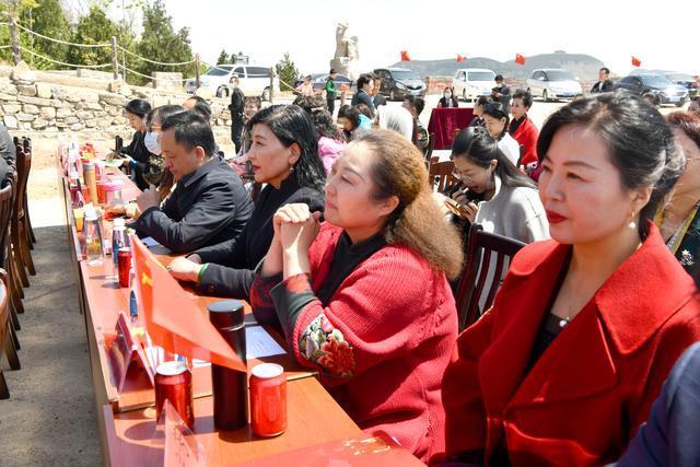 江豚受伤仍奋力戏水,市民戏称其“豚坚强”