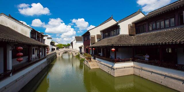 建筑规划设计中，环境绿化对改善居住区微气候有哪些益处