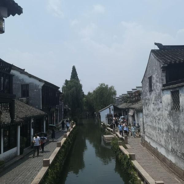 爱丽丝和他的伙伴正在金黄的沙滩上踢着足球他们显得十分快乐用英文怎么讲？游戏画面