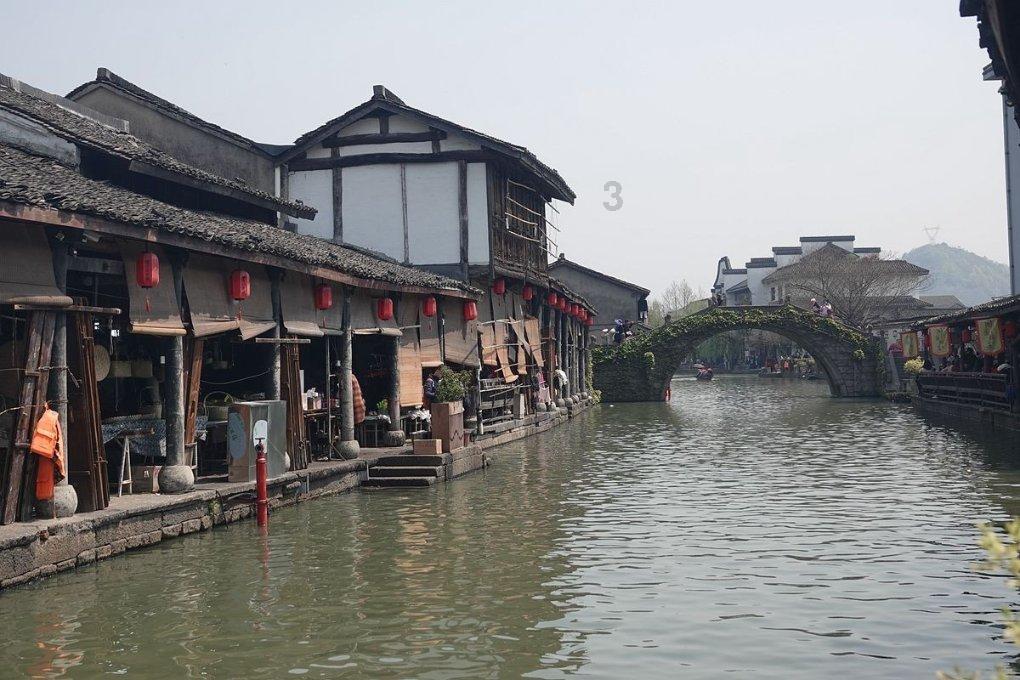 洛阳暴雨街头积水奔涌倒灌冲进超市，城市内涝该如何应对？