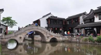 亚当玩高尔夫